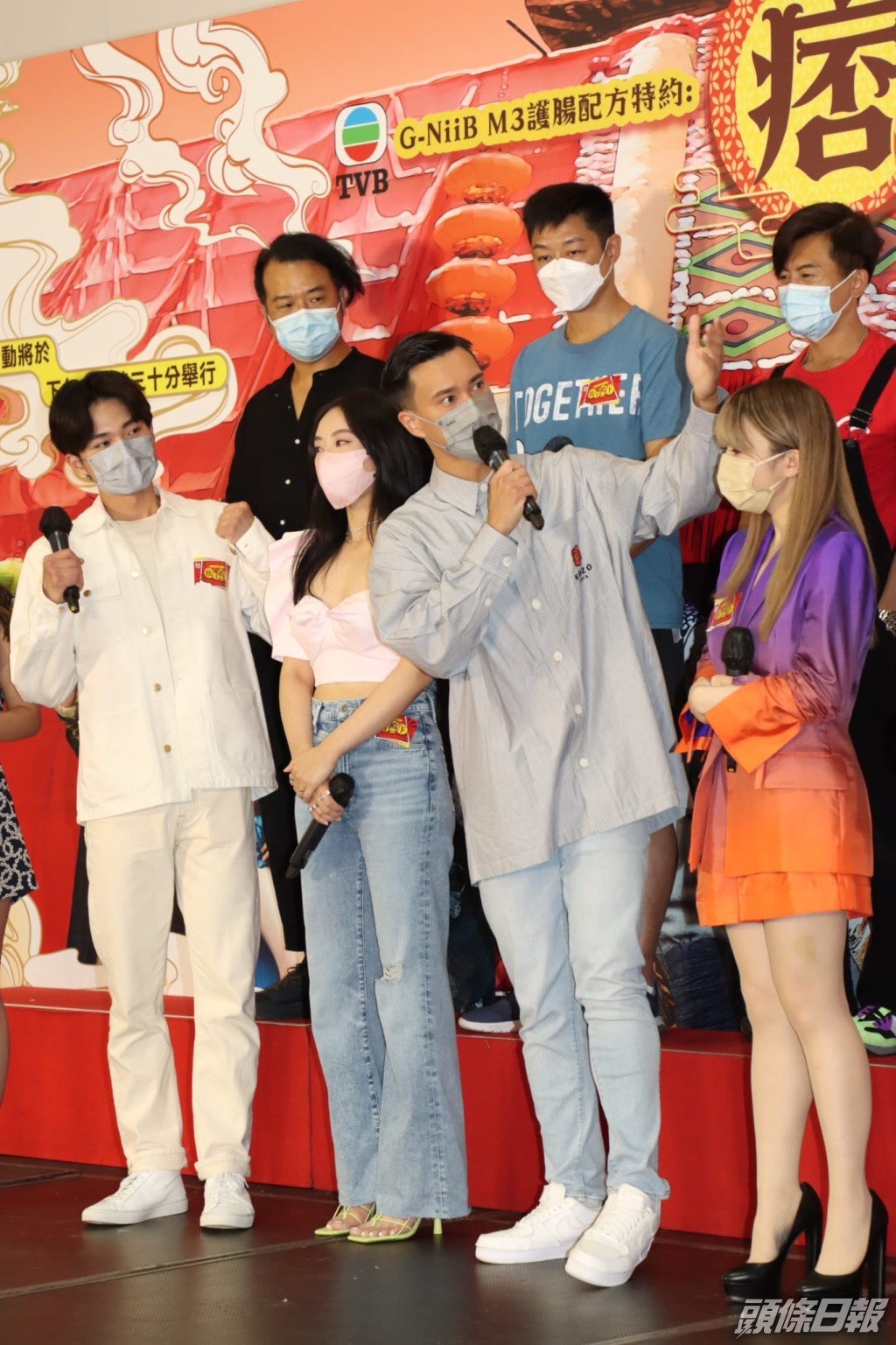 朱敏瀚（前右二）今日現身時，全程投入宣傳工作。